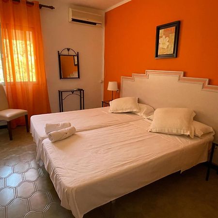 Hostal Los Arcos เวเฮร์ เด ลา ฟรอนเตรา ภายนอก รูปภาพ